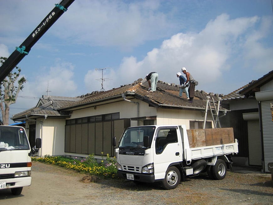 クレーンで瓦降ろし中